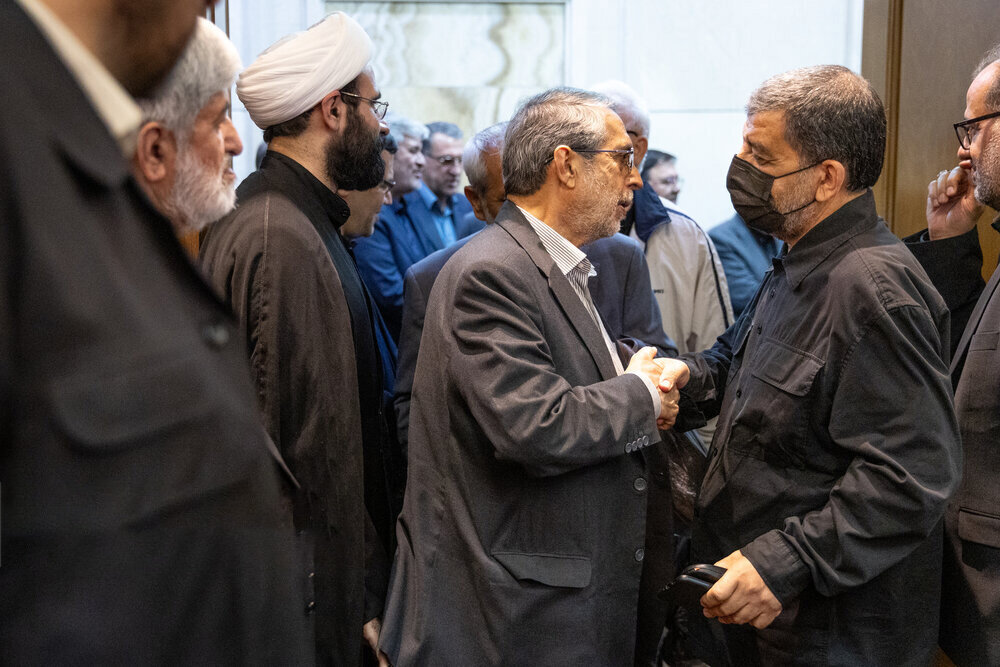 تصاویر فرزند شهید لاریجانی در مراسم پدر و برادرش
