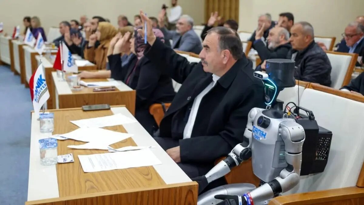 حضور اولین ربات انسان‌نمای ترکیه در جلسه شورای شهر | تصاویر