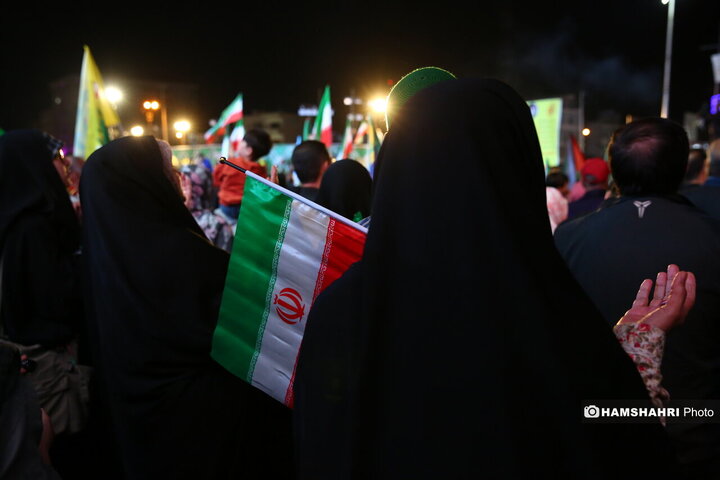 تجمع شبانه مردمی در میدان انقلاب