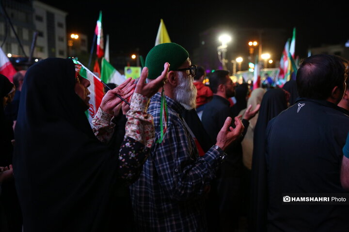 تجمع شبانه مردمی در میدان انقلاب
