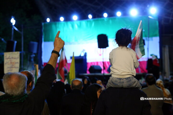 تجمع شبانه مردمی در میدان انقلاب