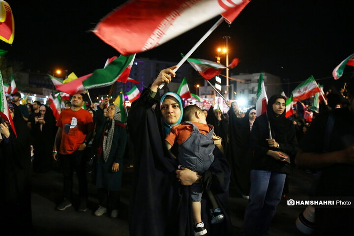 تجمع شبانه مردمی در میدان انقلاب