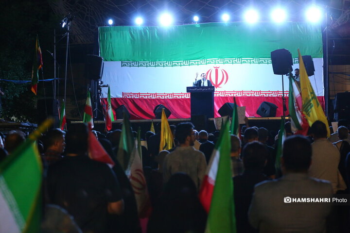 تجمع شبانه مردمی در میدان انقلاب