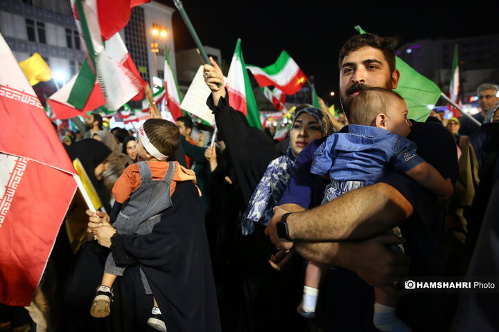 تجمع شبانه مردمی در میدان انقلاب