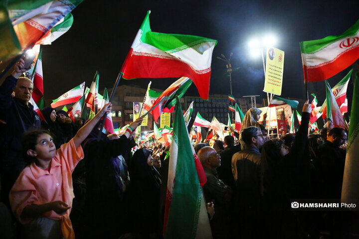 تجمع شبانه مردمی در میدان انقلاب