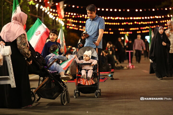 تجمع شبانه مردمی در میدان انقلاب