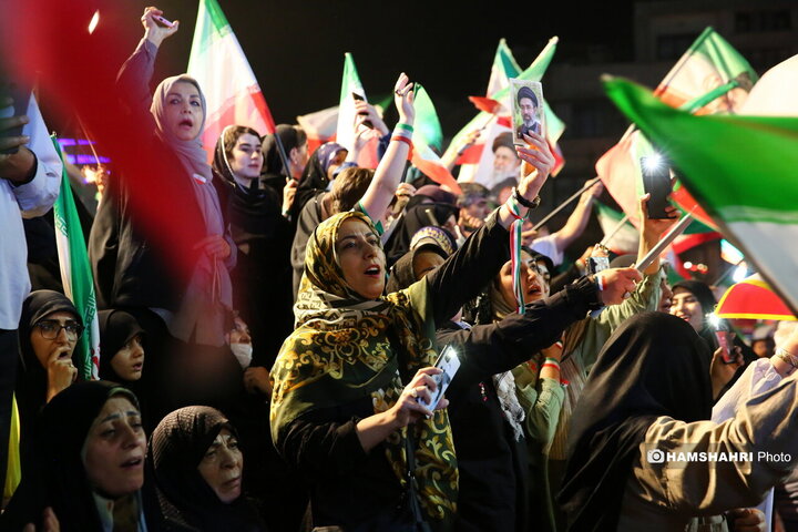 تجمع شبانه مردمی در میدان انقلاب