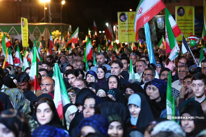 تجمع شبانه مردمی در میدان انقلاب