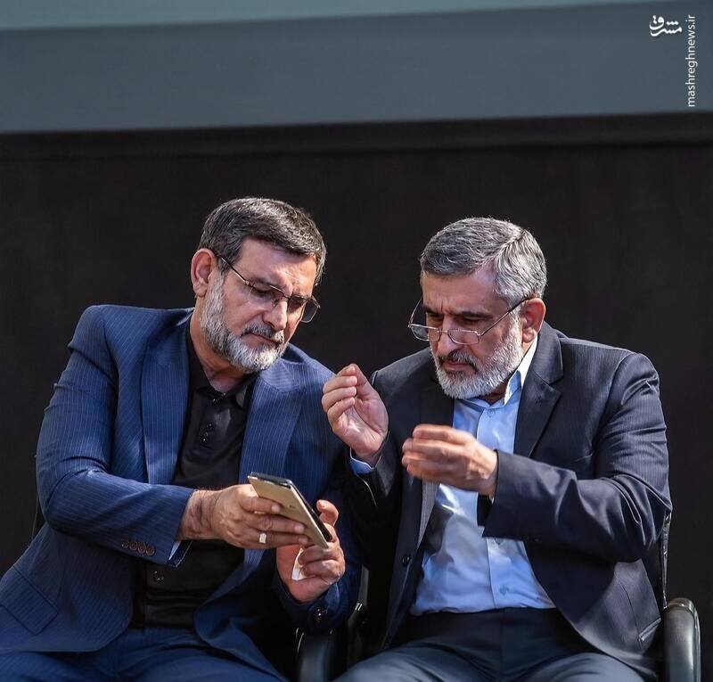 تصویری کمتر دیده شده از ۲ همسنگر؛ شهیدان حاجی زاده و تنگسیری با لباس غیرنظامی در کنار هم