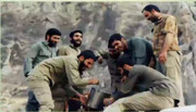 عکس دیده نشده از شهید حاجی زاده در حال تزریق سوخت به موشک با یک سطل! + ویدئو | روایت جالب سردار علی بلالی