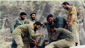عکس دیده نشده از شهید حاجی زاده در حال تزریق سوخت به موشک با یک سطل! + ویدئو | روایت جالب سردار علی بلالی