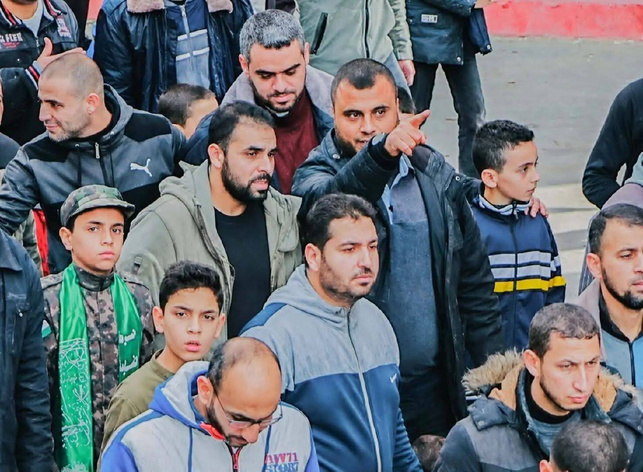 اولین عکس منتشرشده از ابوعبیده در خیابانهای غزه کنار دو فرمانده شهید قسام