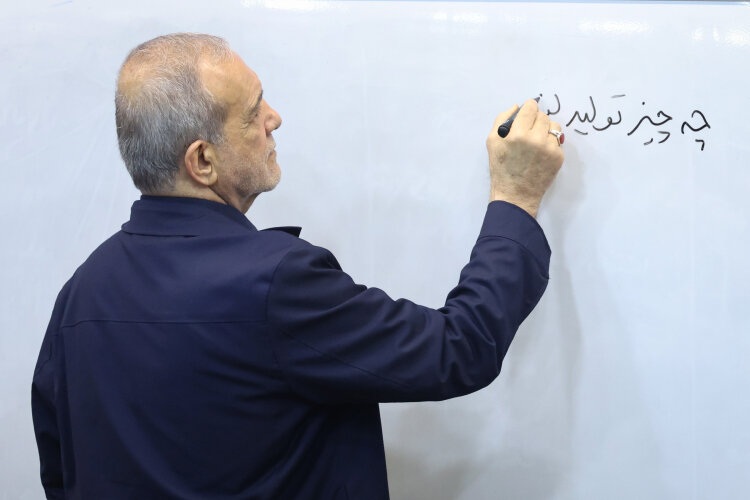 پزشکیان پای تخته رفت | تصاویر