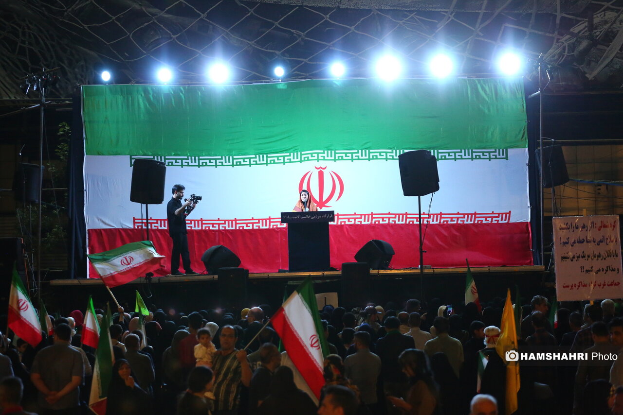 نمایی تازه از واکنش مردم در میدان انقلاب هنگام اعل