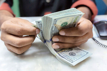عقب نشینی قیمت دلار در مرکز مبادله؛ درهم و یورو هم نزولی شدند