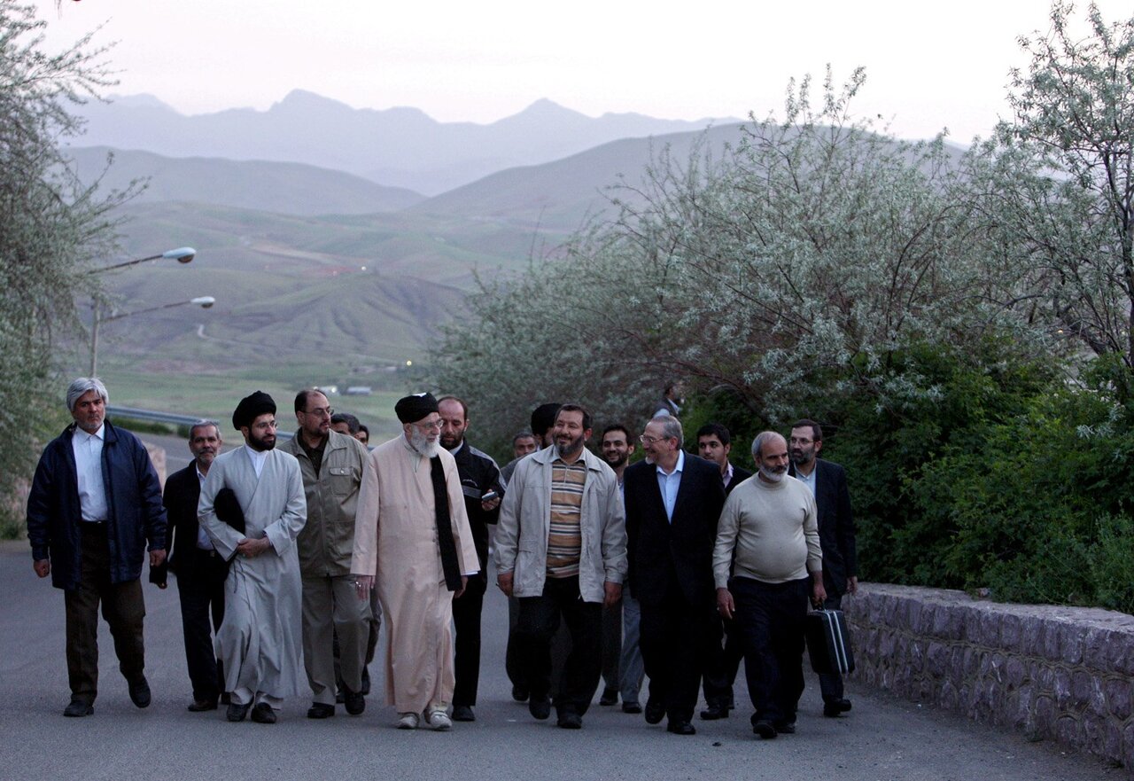 قابی ماندگار از رهبر شهید انقلاب در آبیدر سنندج + عکس