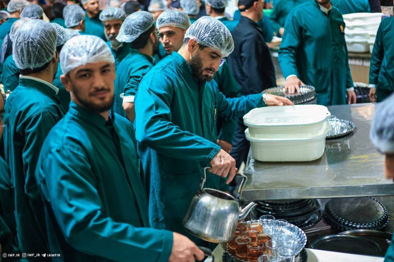 تصاویر پذیرایی قهرمانان کشتی از مردم در چایخانۀ حرم رضوی