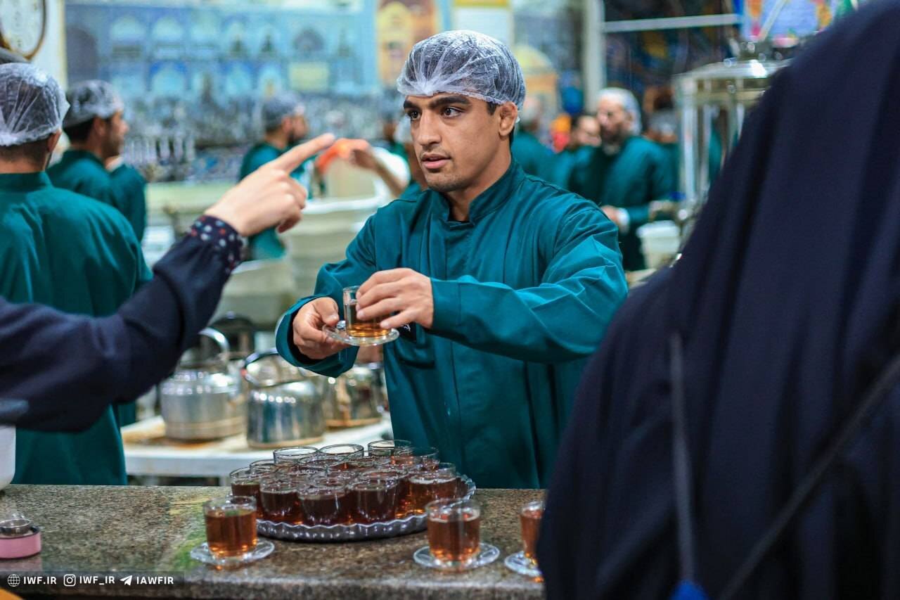 تصاویر پذیرایی قهرمانان کشتی از مردم در چایخانۀ حرم رضوی