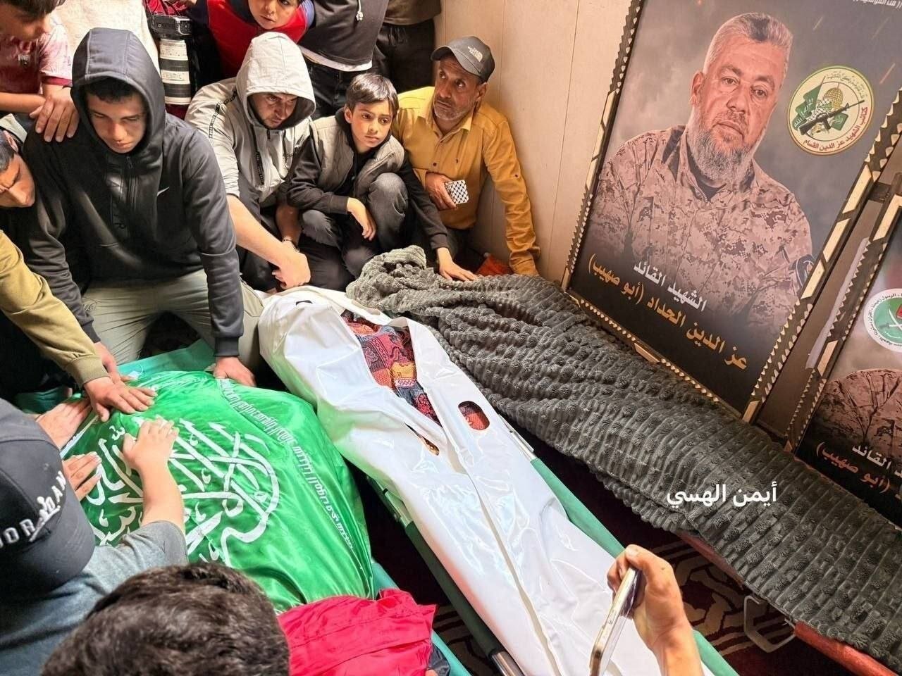 تشییع پیکر فرمانده کل گردانهای قسام به همراه همسر و دخترش | تصاویر