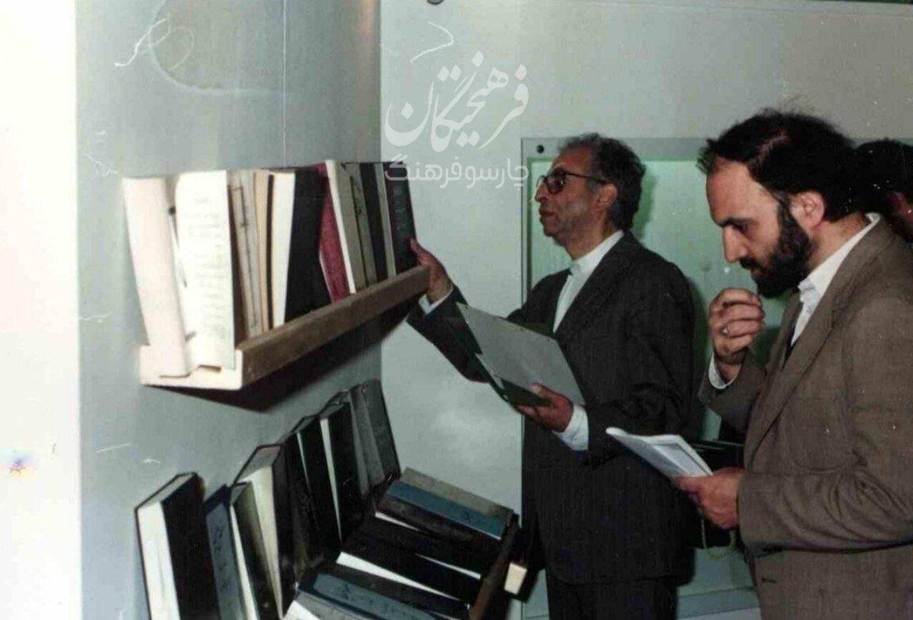 تصاویر جالب از اولین نمایشگاه کتاب؛ زمانی که وضعیت قرمز هم مانع نشد+ تصاویر