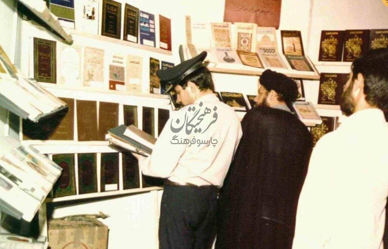 تصاویر جالب از اولین نمایشگاه کتاب؛ زمانی که وضعیت قرمز هم مانع نشد+ تصاویر