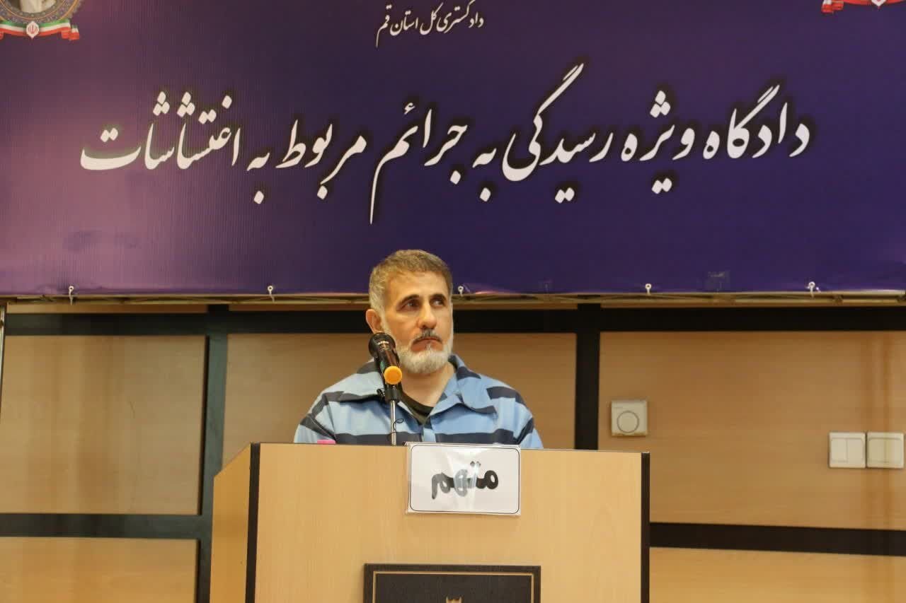تصاویری از صادق ساعدنیا در جلسه دادگاه با دستبند