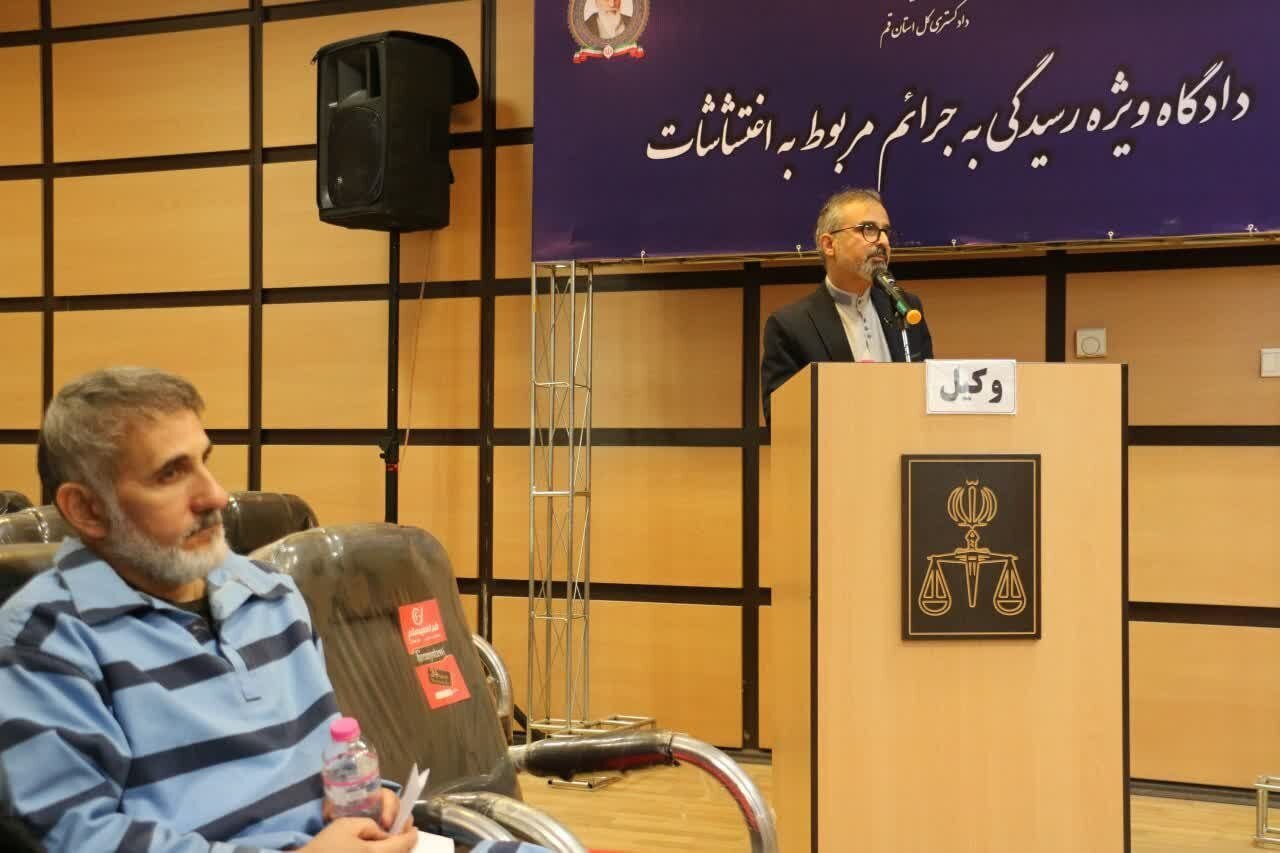 تصاویری از صادق ساعدنیا در جلسه دادگاه با دستبند