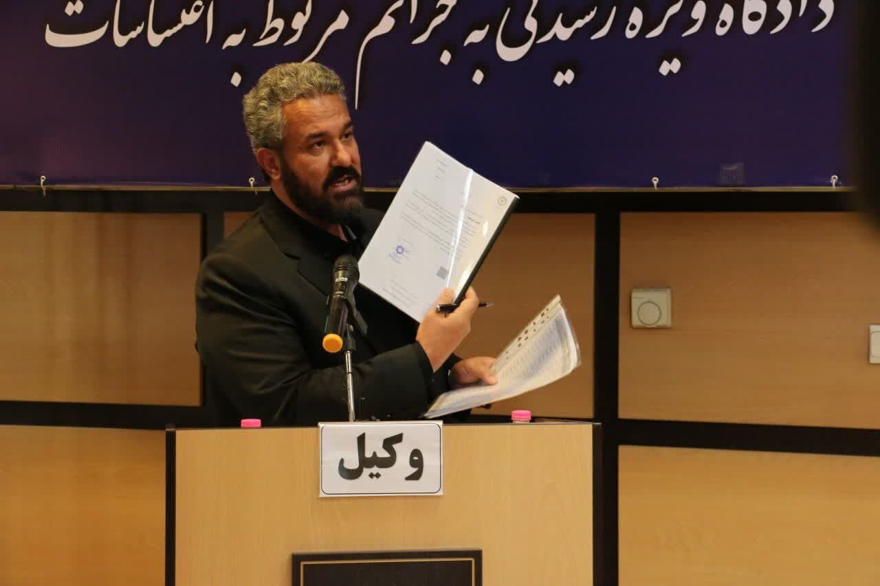 تصاویری از صادق ساعدنیا در جلسه دادگاه با دستبند