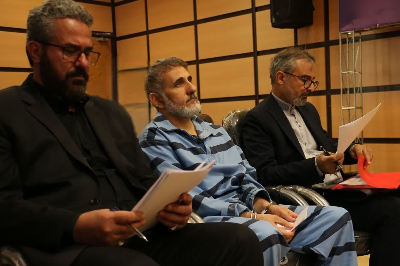تصاویری از صادق ساعدنیا در جلسه دادگاه با دستبند
