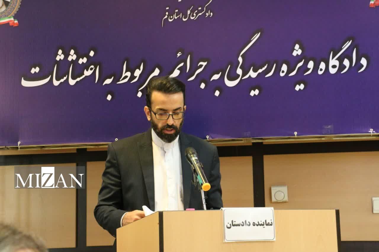 تصاویری از صادق ساعدنیا در جلسه دادگاه با دستبند
