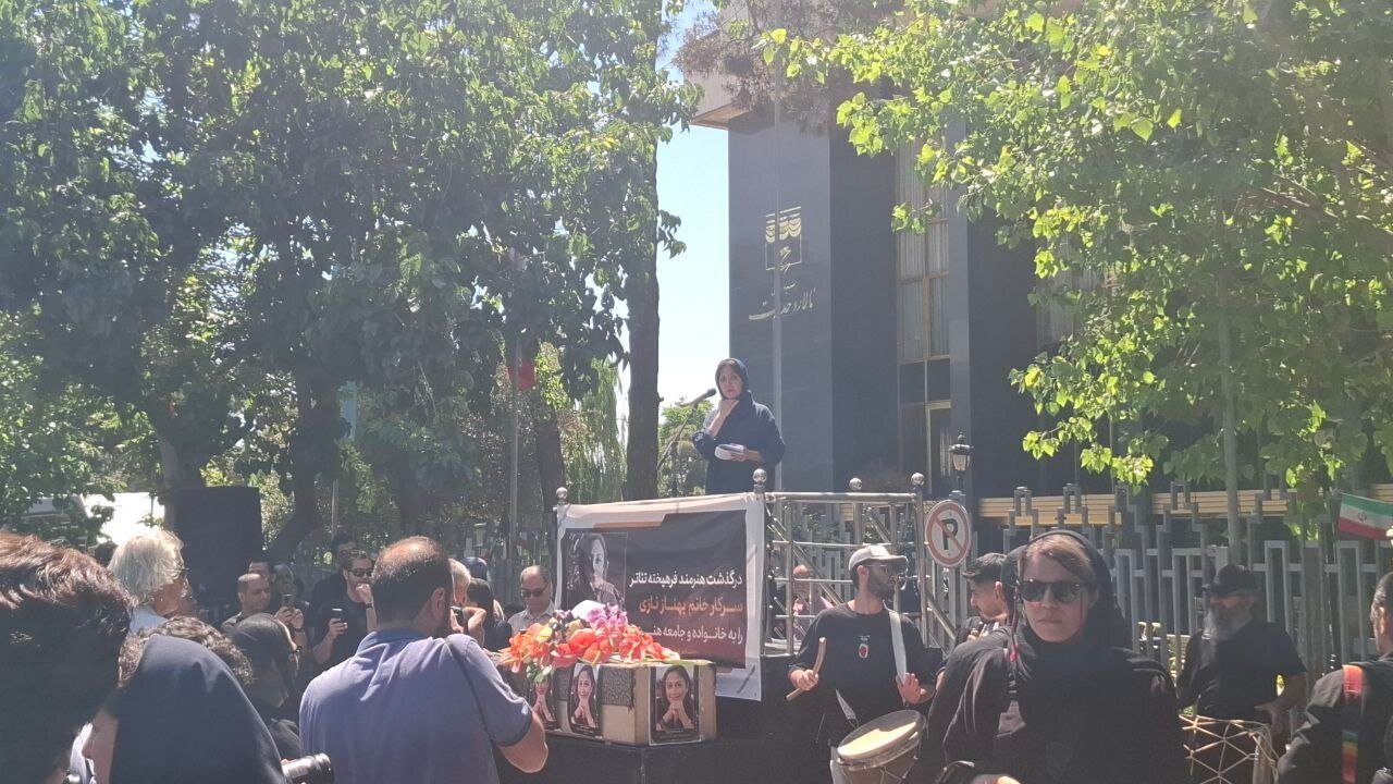 چهرههایی که برای وداع با پیکر خانم بازیگر آمدند | رضا کیانیان: او مثل دخترم بود