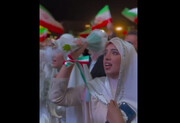 جالب‌ترین تصاویر از سرودخوانی جمعی عروس ها و دامادها در میدان انقلاب + ویدئو | تصاویری از حرکت کاروان متفاوت عروسی در خیابان های پایتخت