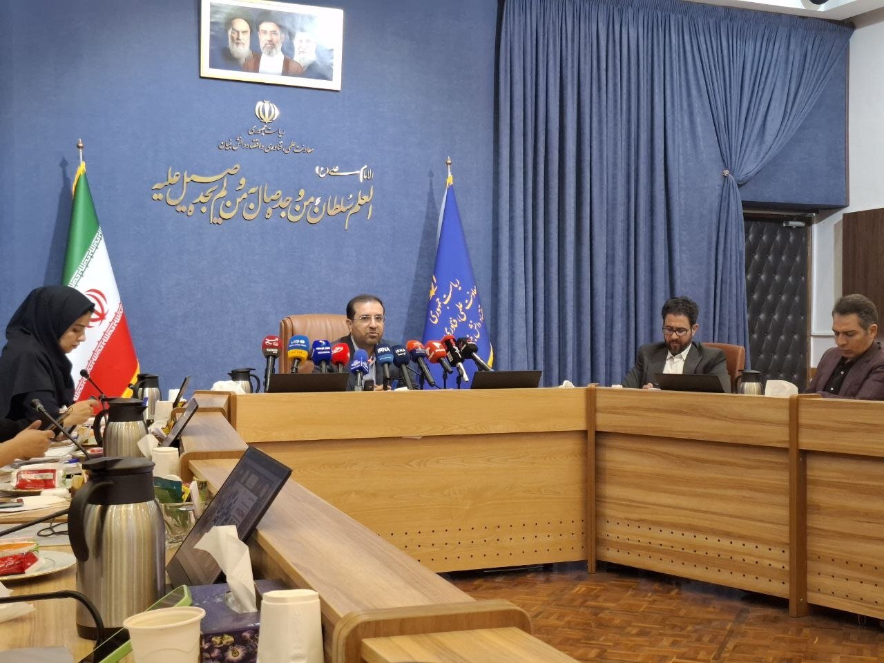 نشست مانوين
