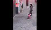 بوسه کودک خردسال بر تصویر رهبر شهید | ویدئو