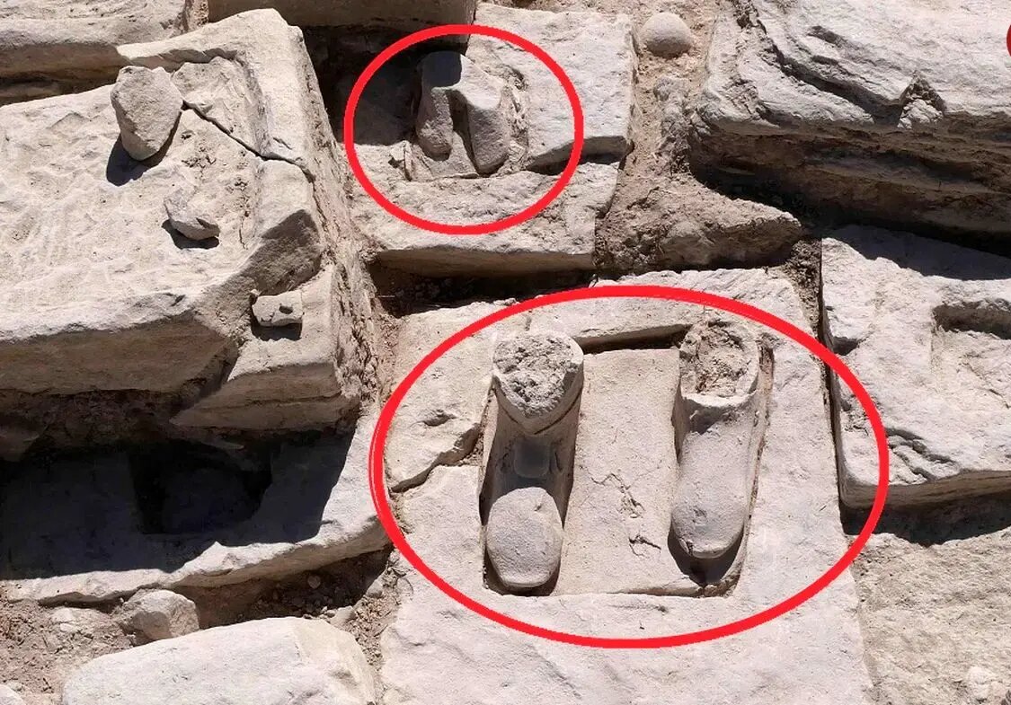پاهای مجسمه