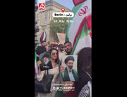 تصاویر رهبر شهید و آیت‌الله مجتبی خامنه‌ای در برلین در دستان شهروندان + ویدئو | اجتماع شهروندان برای حمایت از ایران