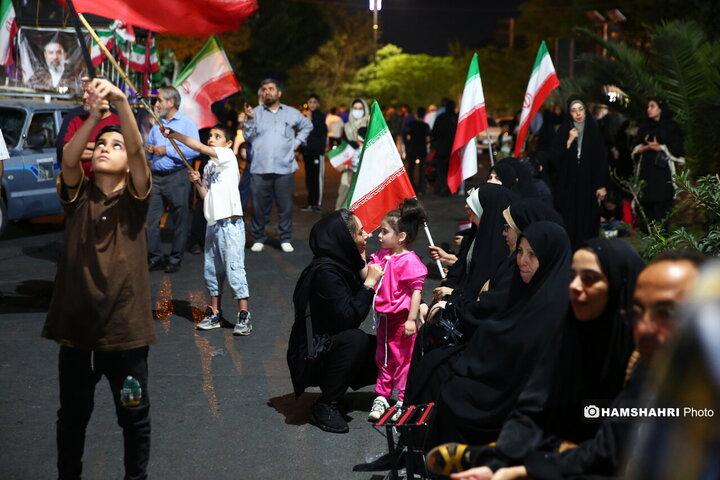 تجمع شبانه مردمی در میدان معلم