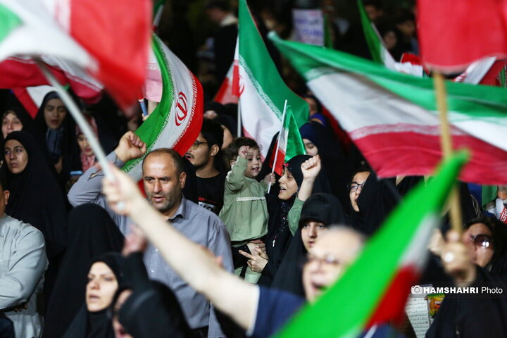 تجمع شبانه مردمی در میدان معلم