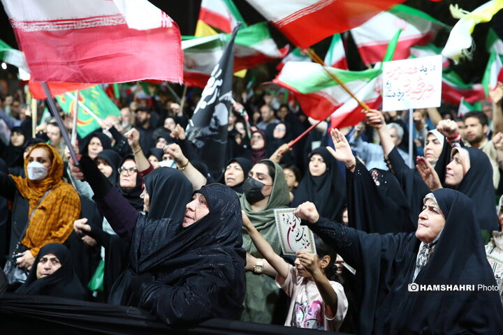 تجمع شبانه مردمی در میدان معلم