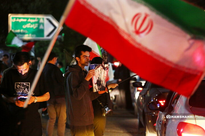 تجمع شبانه مردمی در میدان معلم
