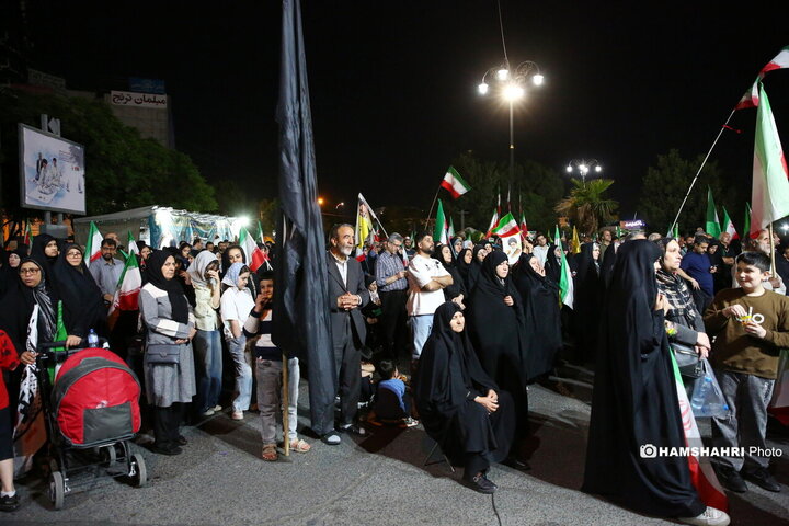 تجمع شبانه مردمی در میدان معلم