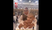 این ویدئو وایرال شد | تصاویری از از طواف مادر سالخورده بر دوش فرزندش
