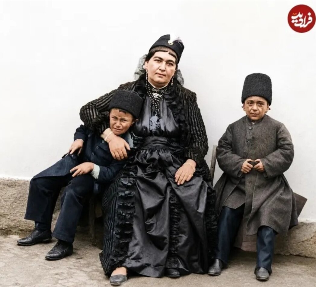 تصویر رنگیشدۀ «سوگلی ناصرالدین شاه» در کنار «عزیزالسلطان و آقامحمدخان»