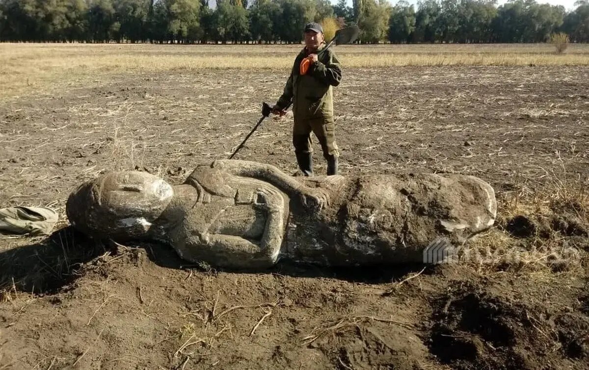مجسمه سنگی