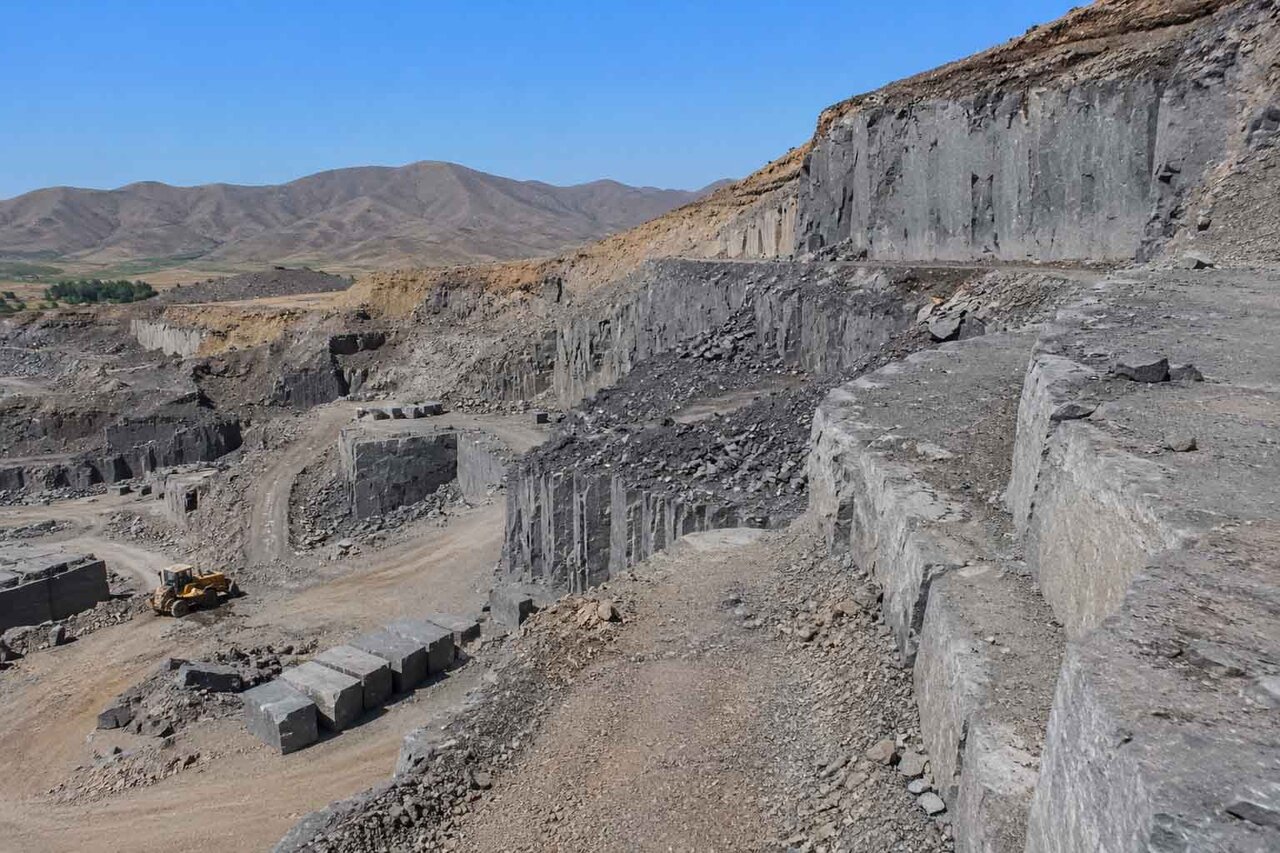 تصویری از معدن سنگ بازالت ماکو