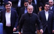 امضای پزشکیان روی پیراهن منقش به عدد ۱۶۸ شهید مدرسه میناب در مراسم انتخاب قهرمان ایران + عکس