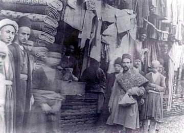 یک دکان بزازی در تهرانِ دوره قاجار + عکس