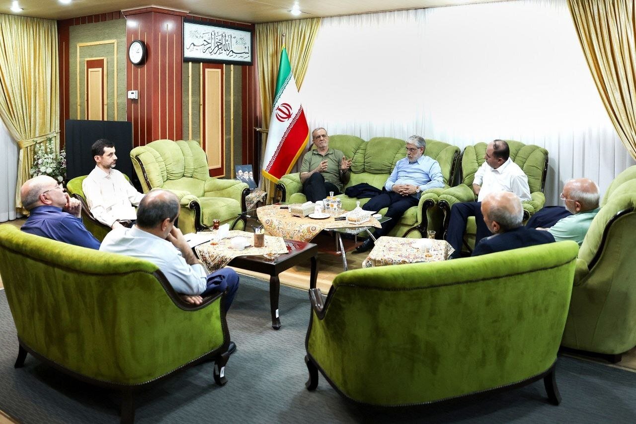 پزشکیان کت خود را درآورد + تصاویر