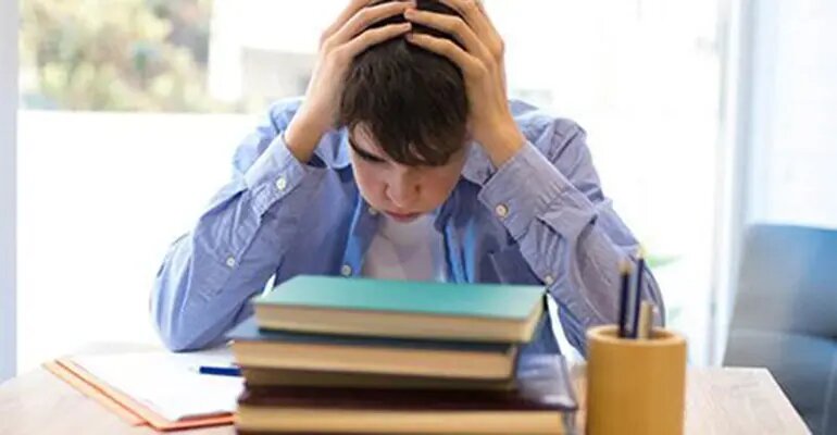 ذهنتان وسط امتحان قفل میکند؟ این ۳ تکنیک فوری نجاتتان میدهد