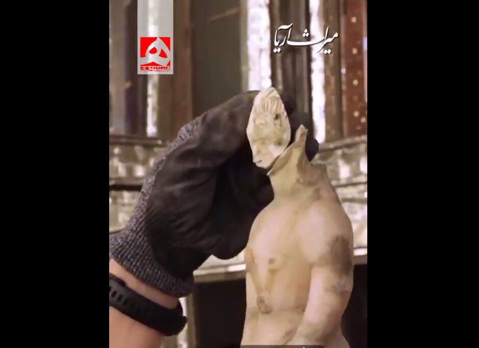 لحظه پیدا شدن سر فرشته‌ تخت مرمر کاخ گلستان | ویدئو